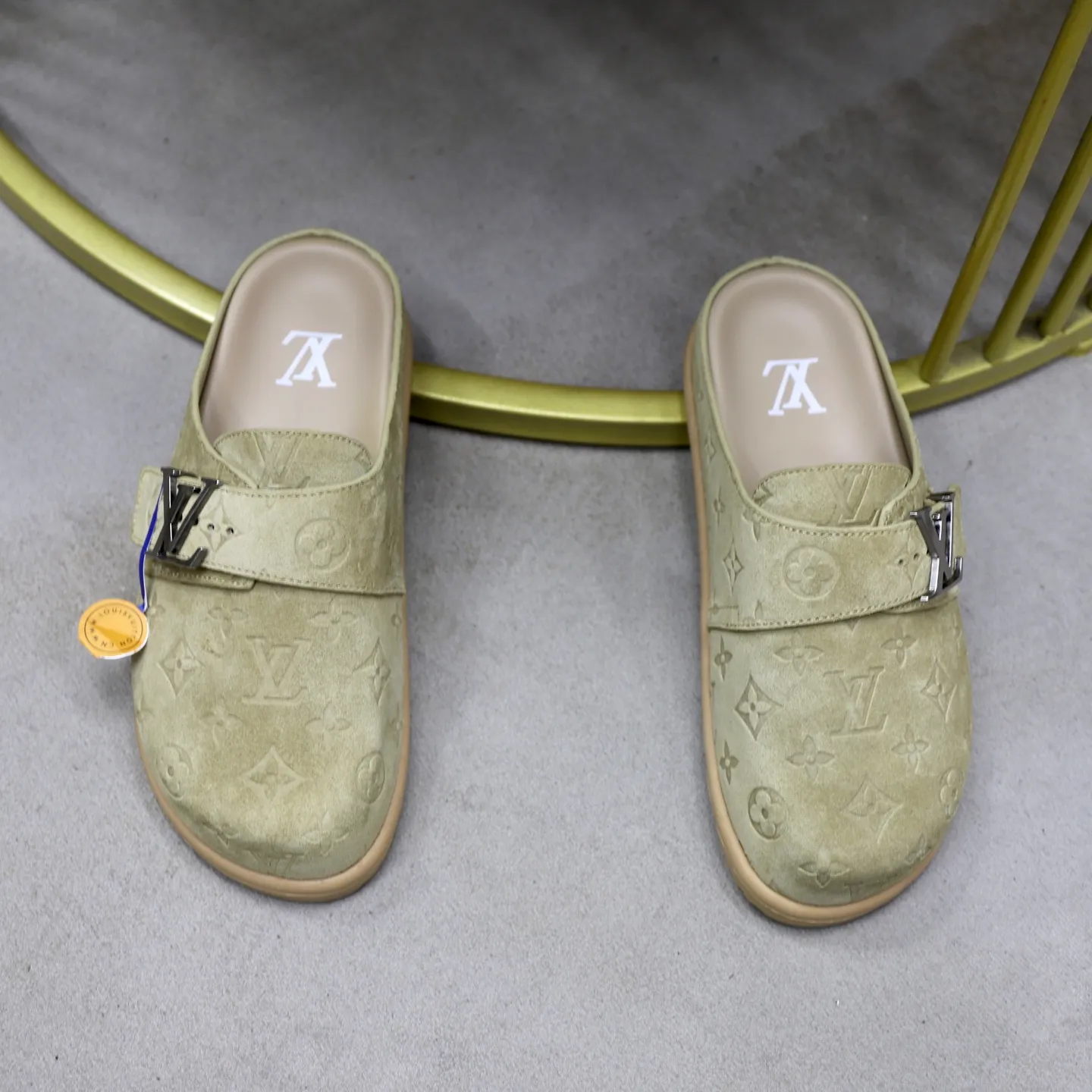 Ex-factory price: 520💰🙅‍♂️🙅‍♂️🙅‍♂️Birkenstock Brand: LV Louis Vuitton Standard code: 38-45 (cowhide lining) Grade: Same as the official website Material: Original leather design Original rubber wear-resistant molded outsole Style category: Men's fashion sandals Distinguished luxury brand elements Top luxury Color: Actual picture color